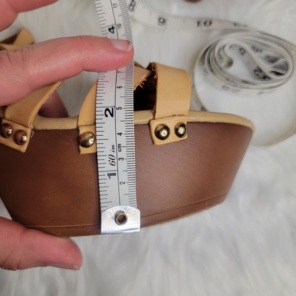 Brown platform heel sandal. - Picture 10 of 11